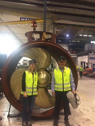 Frida og Ola hos Brunvoll i Molde. De produserer thrustere og har styrevedtak om å beholde produksjonen i Norge. Foto: Siemens