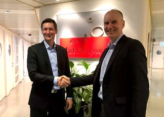 Vidar Evensen (fra v.), adm.dir i Visma Consulting utveksler det typiske håndtrykket med Per Håvard Pedersen i Mattilsynet.