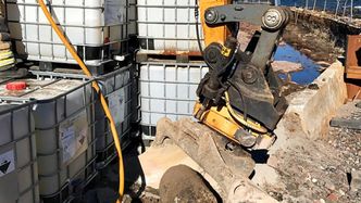 Brannvesenet fylte vanntanker for å sikre funnstedet. Bilde: Vestfold interkommunale brannvesen