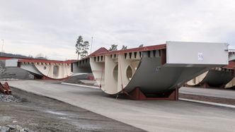 Ni av stålelementene fra Latvia har ankommet byggeplassen, men på grunn av problemer med monteringen har arbeidet på byggeplassen stoppet opp. Foto: Mari Gisvold