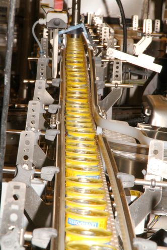 Maskinene fyller 600 bokser per minutt, det går i rasende fart langs transportlinjene.