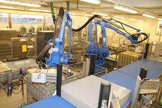 Plassforholdene gjorde det krevende å programmere robotene. Stabburet har i fjor kun én robot, da bildet ble tatt hadde de 11, i løpet av februar øker det til 18.