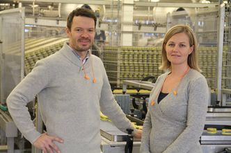 Prosjekleder Vegard Segtnan og fabrikksjef Erin Skovly har installert en av Europas mest moderne produksjonlinjer som blant annet brukes til Stabburets leverpostei, som sees i bakgrunnen.