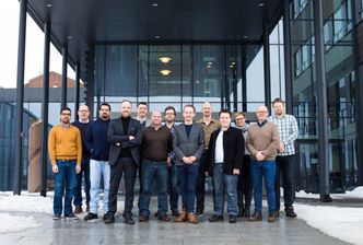 Gruppen på forskningssenteret (f.v.): Mehdi Ben Lazreg, F. LeRon Shults, Jivitesh Sharma, Ole-Christoffer Granmo, Bernt Viggo Matheussen, Arne Wiklund, Einar Duenger Bøhn, Morten Goodwin, Sigurd Kristian Brinch, Per-Arne Andersen, Tonje Sti, Tor Oddbjørn Tveit, Geir Thore Berge. Foto: Marie Rosenborg Wadahl