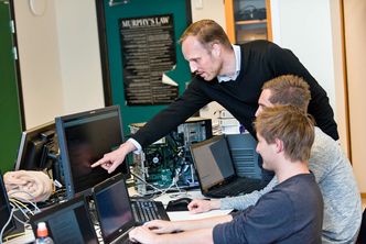 Professor Ole-Christoffer Granmo, leder for Senter for integrert krisehåndtering ved Institutt for informasjons- og kommunikasjonsteknologi ved Universitetet i Agder i Grimstad. Jaziar Radianti Postdoktor CIEM Lab Manager/ Post-Doc Researcher Foto: Kjell Inge Søreide Foto: Kjell Inge Søreide
