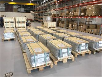 Batteriene til Tycho Brahe før transport til verftet tidligere i år. Over 40 tonn batterier på til sammen 8,32 MWh erstatter dieselmotorer på to av fergene mellom Helsingborg og Helsingør. Foto:  PBES