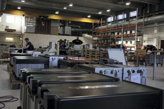 Batteripakker i ulike stadier i den foreløpige produksjonslinjen hos PBES i Trondheim. Foto: Tore Stensvold
