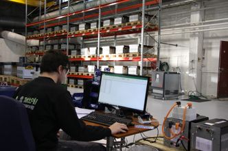 Batteripakken måles og kontrolleres etter montering. Hver enhet er gjennomdokumentert. Foto: Tore Stensvold