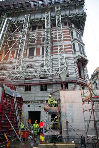 Stålkrøll: Støtte- og bærekonstruksjonene i står, som holder fasaden mens alt annet er revet, måtte omprosjekteres og forsterkes.