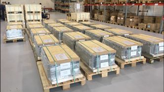 Her ligger noen tonn batterier før de sendes til Öresund Dry Docks, der de to fergene &quot;Tyco Brahe&quot; og &quot;Aurora&quot; bytter ut dieselmotorer med 8,32 MWh batteriapkker og elektromotorer for framdrift. Foto: PBES