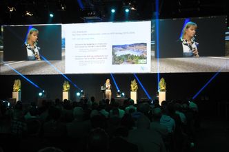 Nye Veiers Anette Aanesland fortalte om selskapets ambisjoner og planer for framtiden for rundt 700 frammøtte. Foto: Bjørn Olav Amundsen