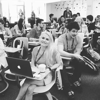 Første skoledag på Singularity University. Ringens valgte seg en pult på fremste rad, som hun alltid gjør, fordi det da er lettere å ta ordet.