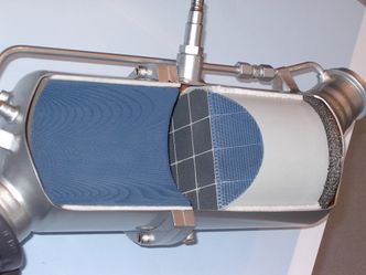 Dieselpartikkelfilter av silisiumkarbid (høyre) med katalysator. Foto: Michael KR/Wikimedia Commons/CC SA 4.0 Int.