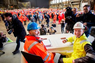 Administrerende direktør i Kværner, Jan Arve Hauan, og Torger Rød i Statoil under signeringen av Njord-kontrakten som inngår i en opprustning av Njord-feltet til 20 år lengre produksjonstid. i tillegg til tilkobling av det nye feltet Bauge. Foto: Marius Knutsen / Sunnhordland