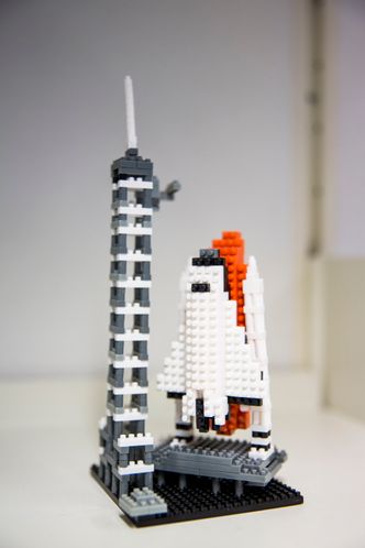 Det er blitt mange modeller opp gjennom årene. En liten del av samlingen har fått plass pi hylla på kontoret til Science &amp; Technology-direktøren. Foto: Ihne Pedersen