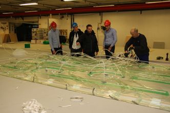 Flapping Foil-temaet lærte mye om karbonkonstruksjoner da de besøkte Brødrene Aa. Her står John Martin Godø, Jarle Andre Kramer, Bjarne Rygg (Brødrene Aa) og Fredrik Storflor Moen og ser på mens en operatør slipper på resin når et panel skal støpes. Foto: Tore Stensvold