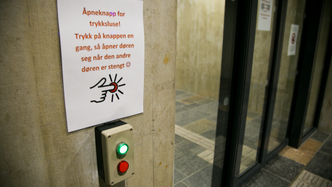 Slusesystemet holder trykkbølgene under kontroll, kun en av disse automatiske dørene er åpne av gangen.