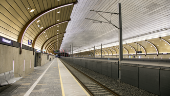 Stasjonshallen har to ulike himlinger. Over perrongen og over sporet. Begge er ingeniørkunstverk i seg selv.