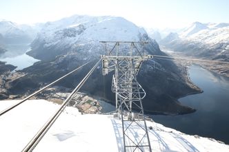 Storslått natur: På fine dager som denne kan du oppleve noe av det beste landet har å by på av natur. Lodalen inn til venstre, Oldedalen med Briksdalen til høyre. Foto: Jørn-Arne Tomasgard