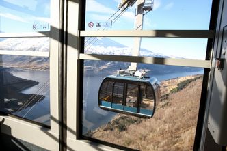 Pendelbane: Når den ene gondolen går opp, går den andre ned. Wiren som driver banen er koblet sammen i en loop med et stabiliserende lodd i bunnen som sikrer at wiren alltid er stram. Foto: Jørn-Arne Tomasgard