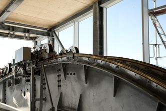 Sadel: Det er kraftig gods som holder wirene fast på toppen. Foto: Jørn-Arne Tomasgard