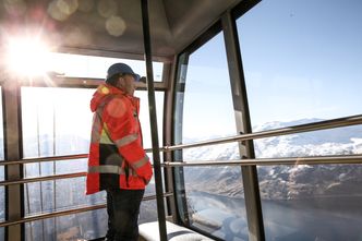 Blir ny turistattraksjon: Gondolen går fra sjøen til fjellet Hoven i Loen 1011 meter over havet. Cruisekaien i Olden skimtes nede ved Nordfjorden. Anleggsleder Åsgeir Tomasgard i HS Bygg beundrer utsikten. Foto: Jørn-Arne Tomasgard
