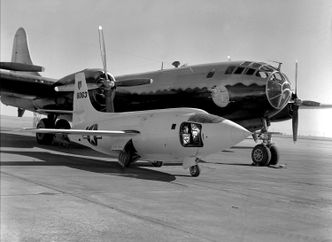 Et Bell X-1 sammen med et B-29-bærefly. Foto: NASA