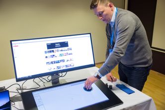 Maskinvare kommer fortsatt til å være viktig for Dell EMC. Her demonstreres selskapets Smart Desk-løsning under et kundearrangement på Lysaker. Foto: Kurt Lekanger, digi.no