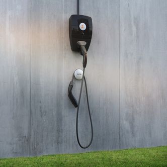 ZapCharger Pro – montert på murvegg Foto: Foto