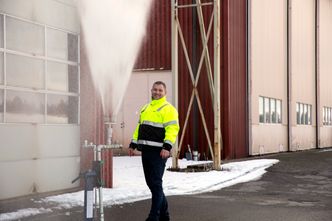 Da broren ble snøfast på Schiphol i to døgn før jul i 2009, gikk julemiddagen i bilvaskemaskinfamilien med til å diskutere hvorfor det ikke finnes automotive løsninger for å avise fly. Svein Gunnar Mæland klarte ikke gi slipp på tanken, og etter flere år med beinhard jobbing har han overbevist EU om at han har en løsning verdt å satse på. Foto: Mona Strande