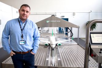 MSG Production har brukt cirka 2000 timer og 2 millioner kroner på å bygge denne fullt fungerende 1:20 skalamodellen. Den kombinerte vask- og avisingsmaskinen har fått navnet RS500, som de sier står for Recycle System 500. Men egentlig kommer navnet fra en Ford Sierra Cosworth RS500, som måtte heises opp i taket over dem for å få plass til å bygge denne modellen inni en låve. Foto: Mona Strande