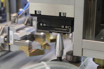 Måleinstrument for kvalitetskontroll på mellomkaliberammunisjon. Foto: Endre Lunde