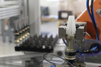 Montering av styrefinner på 30 mm-ammunisjon. Foto: Endre Lunde