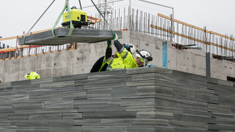 Veier ned: Oppdalsskiferen kommer ikke som heller, men som digre blokker. På denne testveggen prøves forskjellige metoder for legging av skiferen, ikke lett når nær sagt alle blokkene er unike.