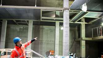 Espen Thomsen peker opp mot der fjorden møter jorden bare hundre meter unna.