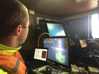 Emil Jahren fra Miko Marine styrer Moskito under tømming av vrak i Chile. Foto: Miko Marine