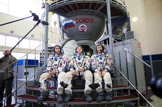 Fra venstre den franske astronauten Thomas Pesquet, russiske kosmologen Oleg Novitsky og den amerikanske astronauten Peggy Annette Whitson avbildet før de skal tilbringe de neste månedene av livene sine i bane rundt jorden. Foto: NTB scanpix