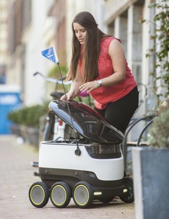 Starship skal kunne levere varer, inkludert pizza, på gateplan innenfor en radius på omtrent tre kilometer. Lasterommet er låst og at kun kunden kan åpne det opp, ved hjelp av en egen mobilapp. Foto: Starship Technologies
