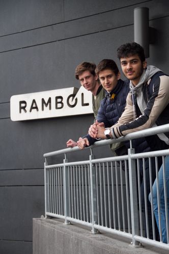 Haakon Nerland (16) (t.v.), Dardan Deva (17) og Misan Raza Naqvi (17) går på forskerlinja på Drammen videregående skole. – Det virker spennende å jobbe som ingeniør i et internasjonalt selskap, sier Haakon. Foto: Rambøll Drammen