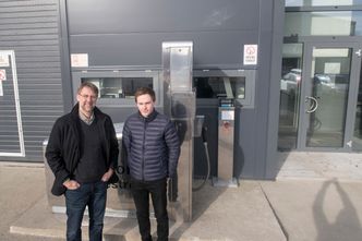 Foran fyllestasjonen ved Åråsen: Prof. dr. ing. Øystein Ulleberg skal lede det nye forskningsprogrammet MoZEES. Fredrik Aarskog er forsker ved senteret. Foto: ORV