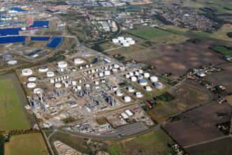 Industripark: I industriparken Kalundborg Symbiosis ligger flere store industribedrifter tett på hverandre. Derfor har det vært kostnadseffektivt å samarbeide om ressursutnyttelse. Foto: Arnold Mikkelsen