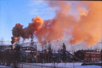 Røde skyer: På 1960-tallet lå rødrøyken tett over bebyggelsen ved jernverket i Mo Industripark. I dag samles det røde støvet og sendes til gjenvinning.