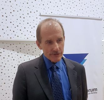 Flykaptein Jeffrey B. Skiles besøkte Flyoperativt forum for å fortelle om Hudson River-landinga for åtte år siden. Foto: Per Erlien Dalløkken