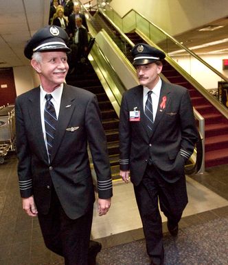Chesley Sullenberger og Jeff Skiles på Carlotte Douglas lufthavn. Foto: AP Photo/Jason E. Miczek