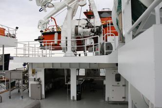 Fisken kan tas rett inn på fiskelaben. Operasjonsbåten er plassert på dekket over. Foto: Tore Stensvold