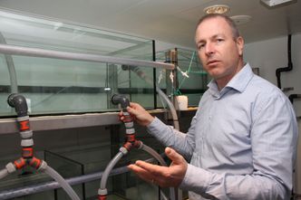 I disse karene i klimalaboratoriet kan alle forhold simuleres, sier seniorforsker Jens-Otto Krakstad. Foto: Tore Stensvold