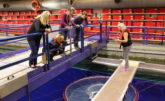 Monika Dybing, FoU-leder i Egersund Net, forklarer fremgangsmåten ved en tanktest hos Sintef i Hirtshals Foto: Foto