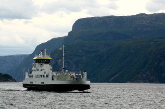 MF Hjelmeland og MF Sigrid skal fra 2021 erstattes av to nullutslippsferger på om lag samme størrelse og kapasitet. MF Hjelmeland er 76,6 meter lang, 15 meter bred og har plass til 400 passasjerer og 76 biler (PBE). Foto: Wiki Commons/Falk Lademann