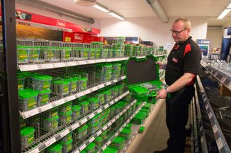 Ole Amund Holter på TOOLS Jessheim viser frem hva du kan putte i ESSBOX MINI. Foto: Story Labs