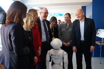 Roboten Pepper omkranset av statsrådene Linda Hofstad Helleland (F.v.) og Monica Mæland, samt NTNU-rektor Gunnar Bovim, professor Maria Letizia Jaccheri, Sintef-direktør Andrea Bech Gjørv og Telenor-sjef Sigve Brekke. Foto: Mona Sprenger